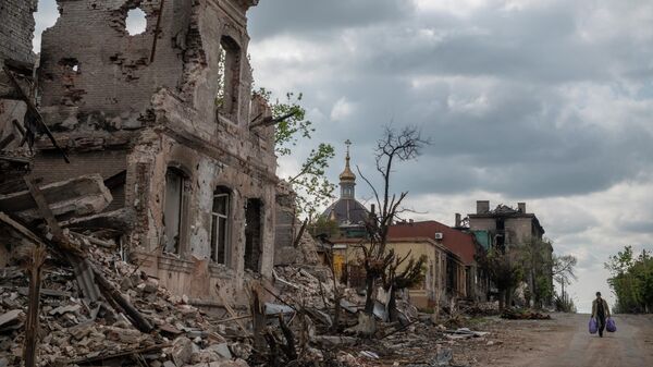Разрушенные здания в Мариуполе