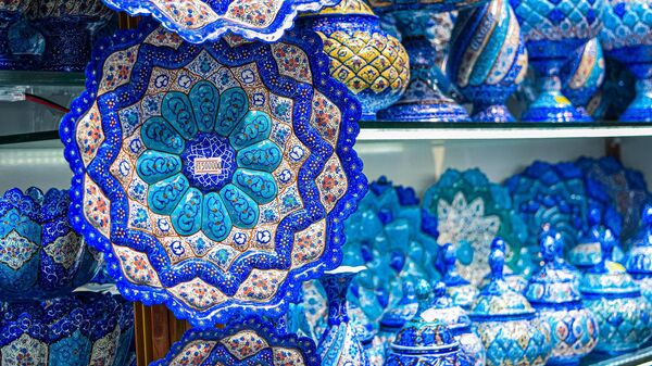 Традиционные изделия на рынке в провинции Исфахан, Иран