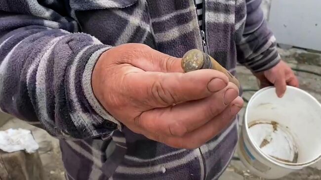 Донецкий пенсионер рассказал об обстрелах своего дома Донецкий пенсионер рассказал об обстрелах своего дома