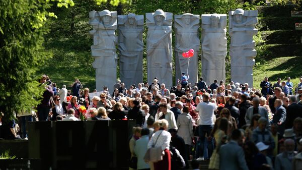 Участники церемонии посвященной 70-летию окончания Второй мировой войны возле мемориала советским воинам на Антакальнисе, Литва