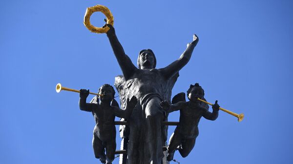 Бронзовая статуя богини победы Ники на Поклонной горе в Москве
