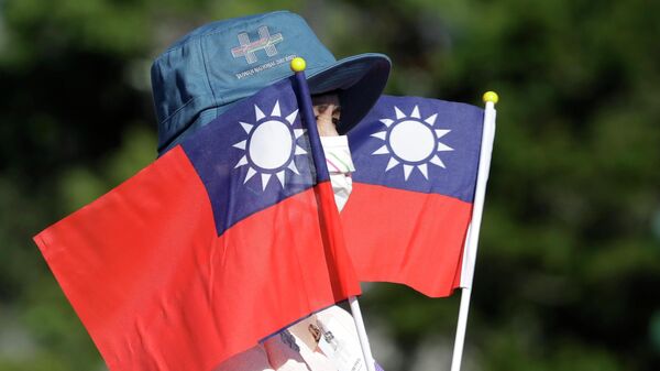 Женщина с флагами Тайваня