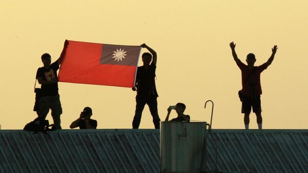Жители города Цзяи с флагом Тайваня