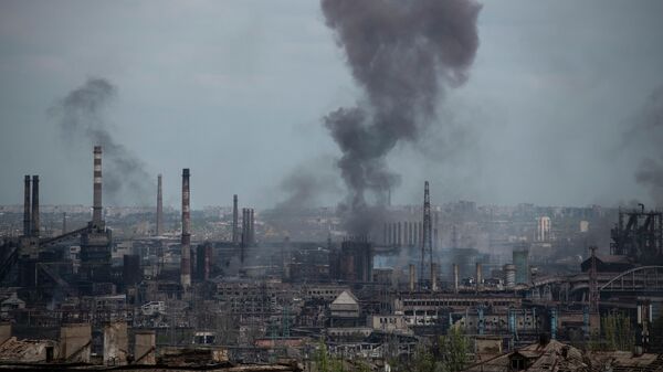 Дым на металлургическом комбинате Азовсталь в Мариуполе