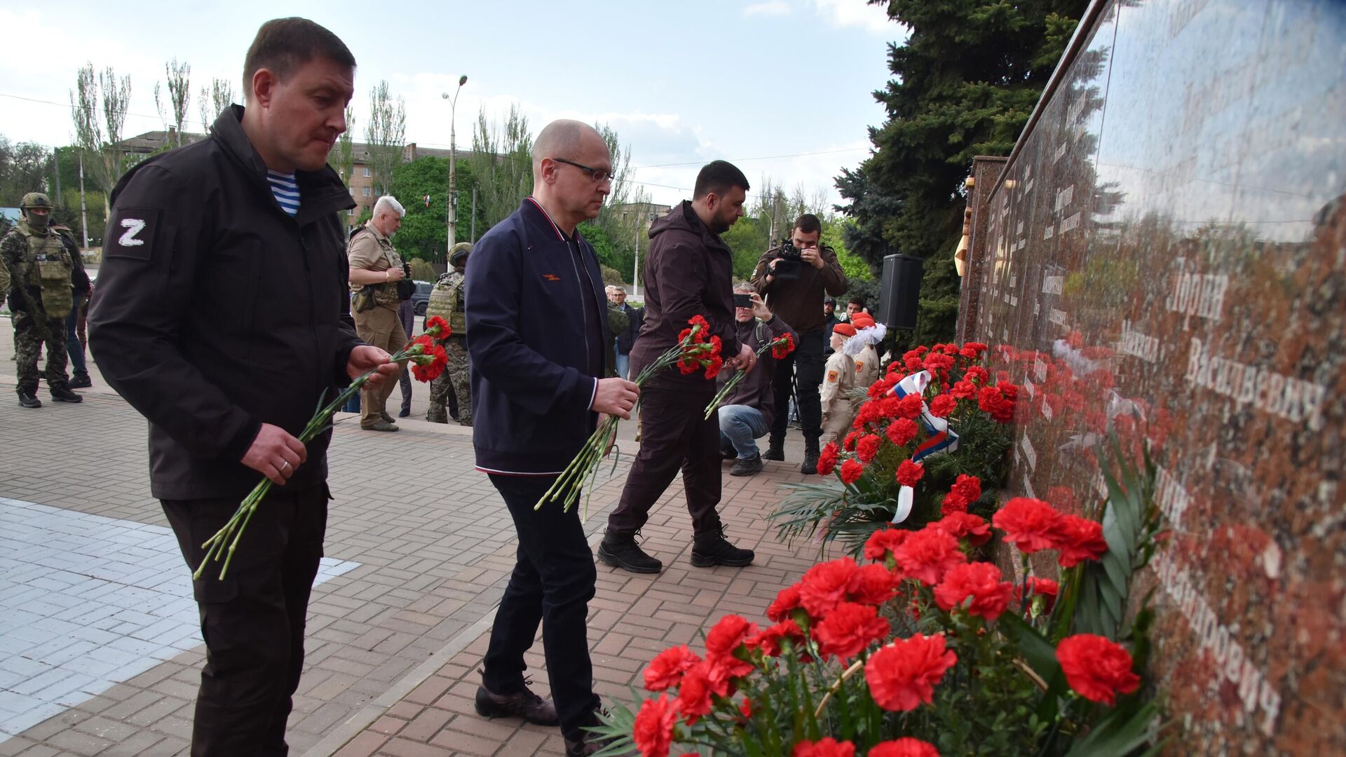 Андрей Турчак, Сергей Кириенко и Денис Пушилин возлагают цветы на площади Ленинского комсомола в Мариуполе - РИА Новости, 1920, 05.05.2022