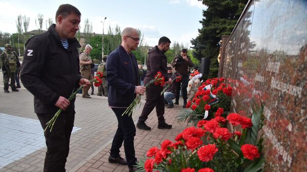 Андрей Турчак, Сергей Кириенко и Денис Пушилин возлагают цветы на площади Ленинского комсомола в Мариуполе