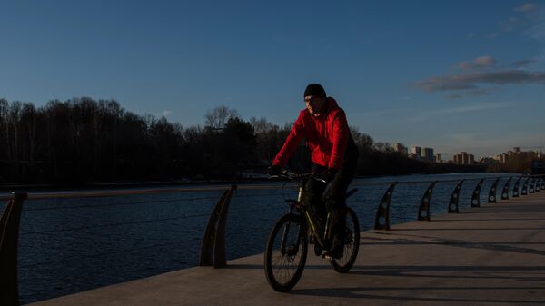 Мужчина катается на велосипеде в парке культуры и отдыха Фили в Москве