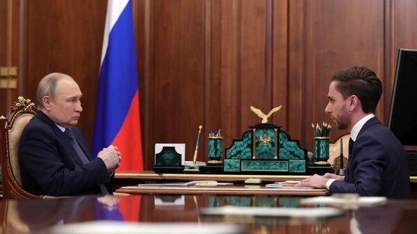 Президент России Владимир Путин и генеральный директор Российского общества Знание Максим Древаль во время встречи