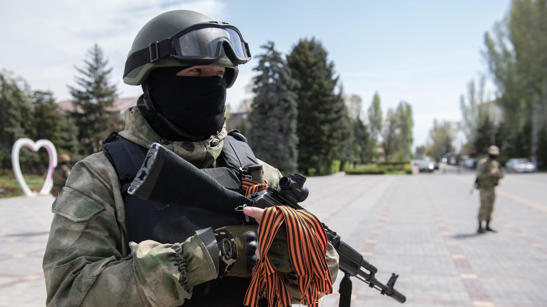 Российские военнослужащие раздают георгиевские ленточки жителям Херсонской области - РИА Новости, 1920, 11.05.2022