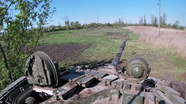 Экипажи танков ВС России уничтожают украинские позиции в ЛНР