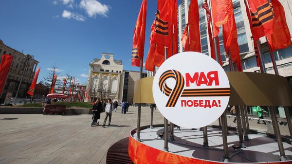 Уличное украшение ко Дню Победы на Тверской улице в Москве