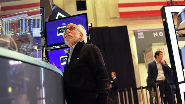 Трейдеры в зале Нью-Йоркской фондовой биржи