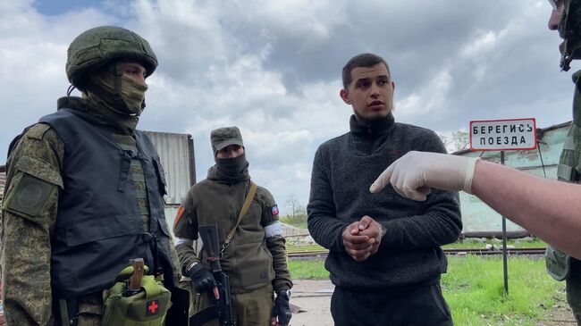 Военнопленный Иван Сырица дает показания российским следователям 
