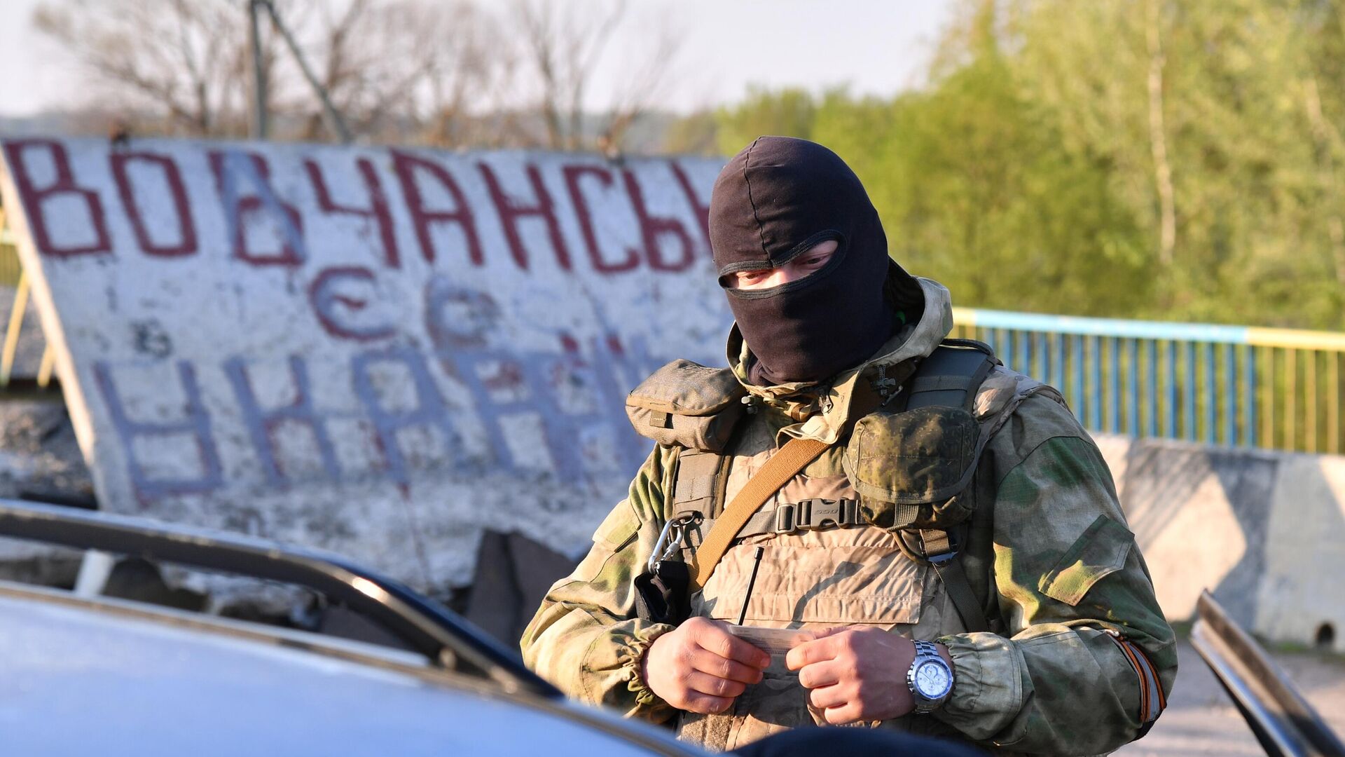 Боец МВД ЛНР несет службу на блокпосту в Волчанске Харьковской области - РИА Новости, 1920, 31.05.2024