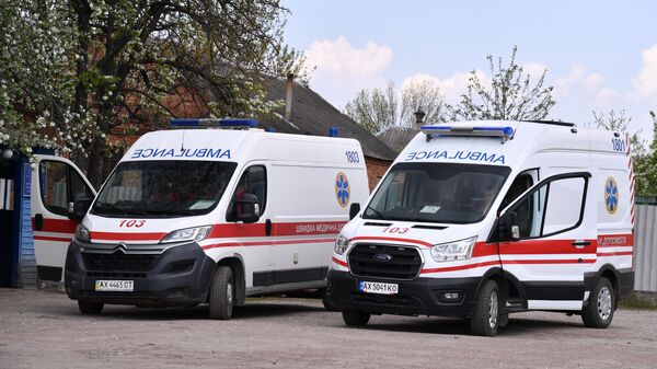 Автомобили скорой помощи у больницы в городе Волчанске Харьковской области