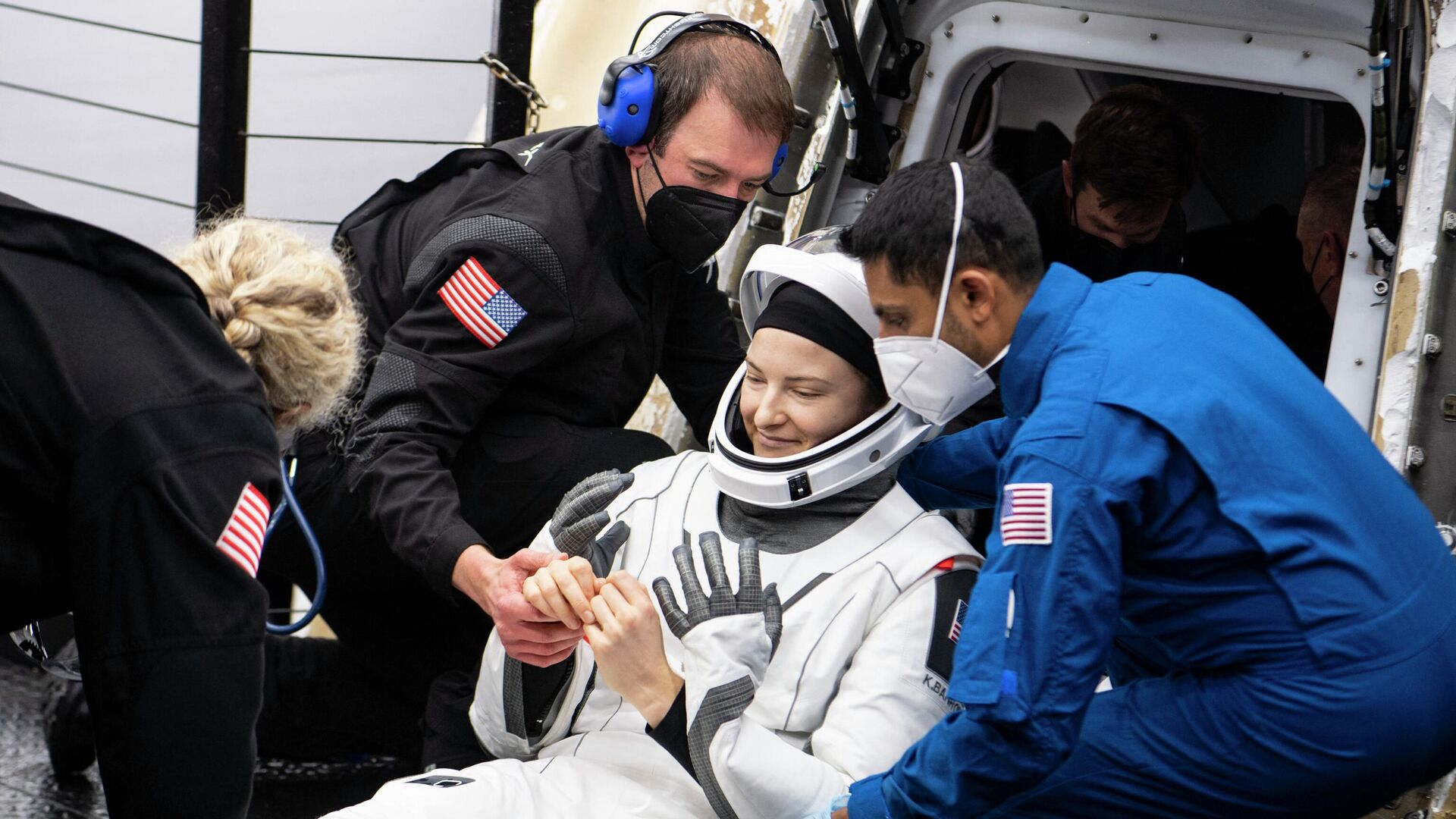 Астронавту НАСА Кайле Бэррон помогают выбраться из космического корабля SpaceX Crew Dragon - РИА Новости, 1920, 06.05.2022