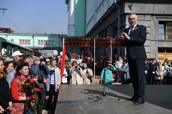 Губернатор Новосибирской области Андрей Травников выступает на церемонии встречи ретро-поезда Эшелон Победы на вокзале Новосибирск-Главный