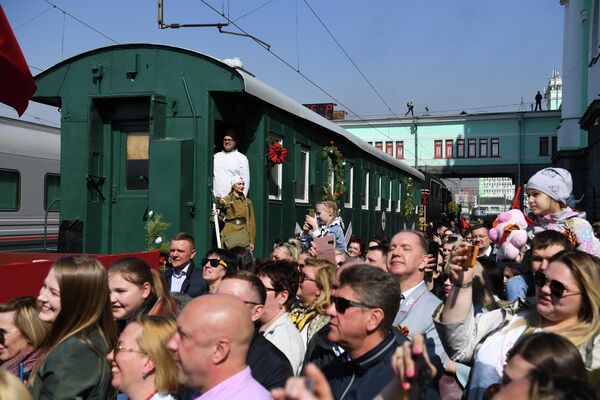 Люди встречают ретро-поезд Эшелон Победы на вокзале Новосибирск-Главный