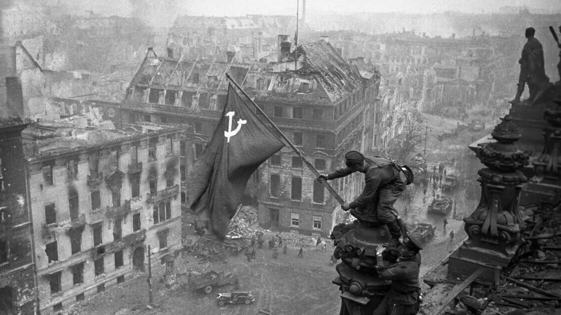 Знамя Победы на здании Рейхстага в Берлине - РИА Новости, 1920, 09.05.2022