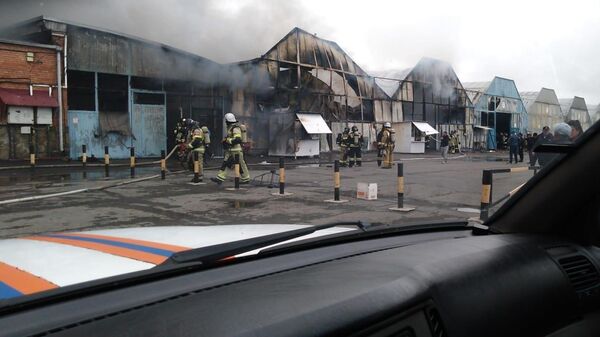 Тушение пожара на рынке Викалина в городе Владикавказ