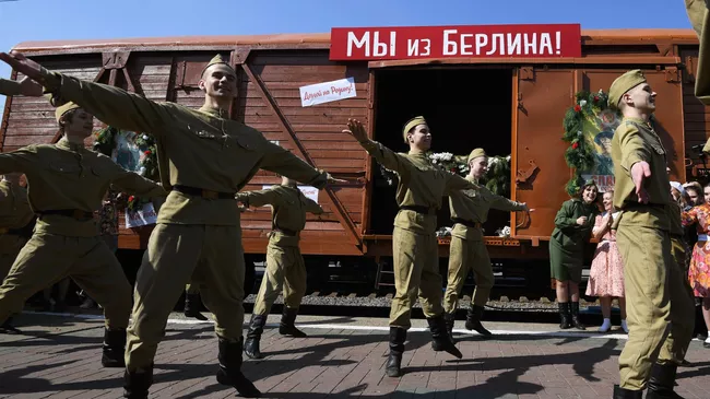 Участники театрализованной постановки встречи ретро-поезда Эшелон Победы