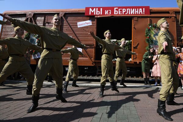 Участники театрализованной постановки встречи ретро-поезда Эшелон Победы на вокзале Новосибирск-Главный