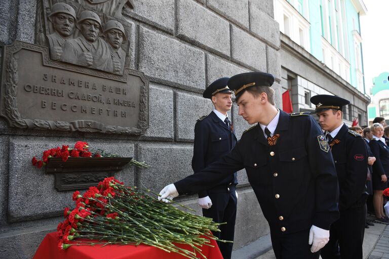 Возложение цветов к мемориальному барельефу на церемонии встречи ретро-поезда Эшелон Победы на вокзале Новосибирск-Главный