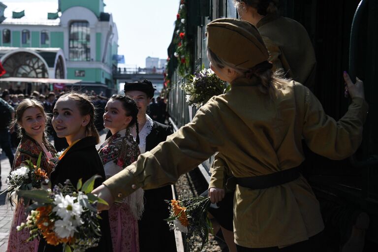 Участницы театрализованной постановки встречи ретро-поезда Эшелон Победы на вокзале Новосибирск-Главный