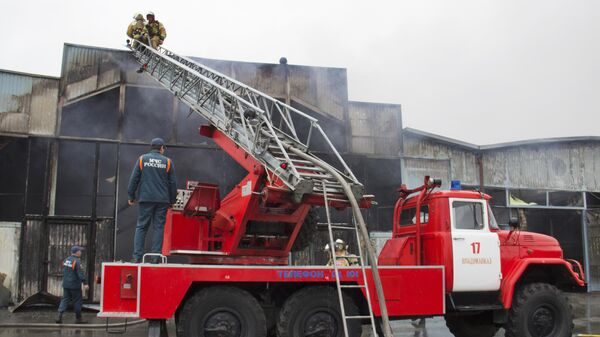 Тушение пожара в вещевом ангаре на рынке Викалина во Владикавказе