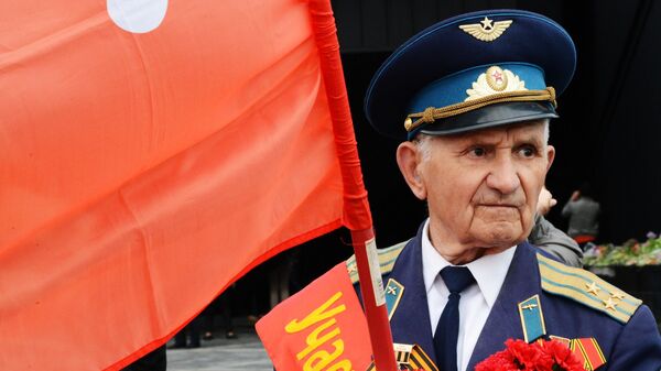 Ветеран Великой Отечественной войны в парке Ленинского Комсомола на праздновании Дня Победы 9 мая в Донецке. 
