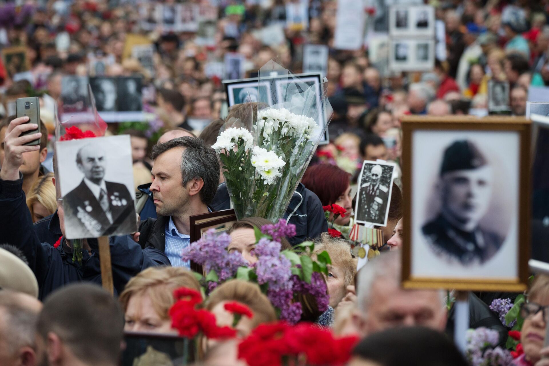 Участники акции Бессмертный полк в Киеве, посвященной 74-й годовщине Победы в Великой Отечественной войне, 2019 год. - РИА Новости, 1920, 06.05.2022