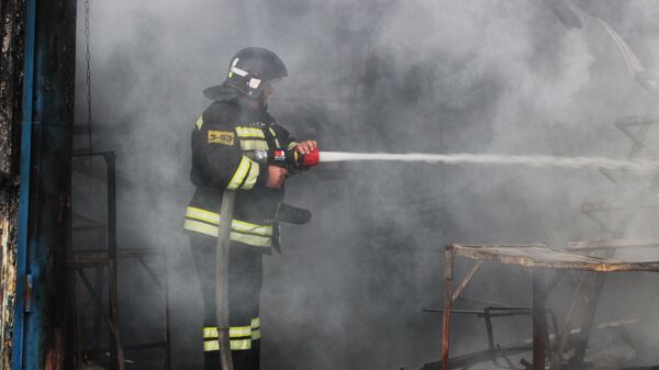 Сотрудник МЧС во время тушения пожара