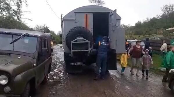 Эвакуация туристов, заблокированных на берегу реки Губс в Краснодарском крае - РИА Новости, 1920, 06.05.2022