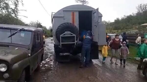 Эвакуация туристов, заблокированных на берегу реки Губс в Краснодарском крае