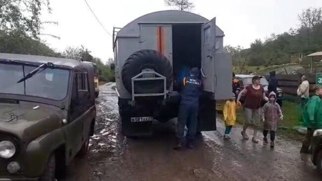 Эвакуация туристов, заблокированных на берегу реки Губс в Краснодарском крае