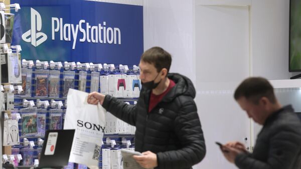 Покупатели в магазине электроники Sony