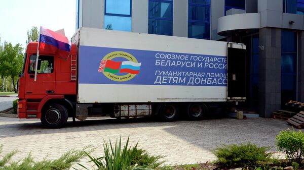 Разгрузка грузового автомобиля с гуманитарной помощью от Союзного государства детям Донбасса 