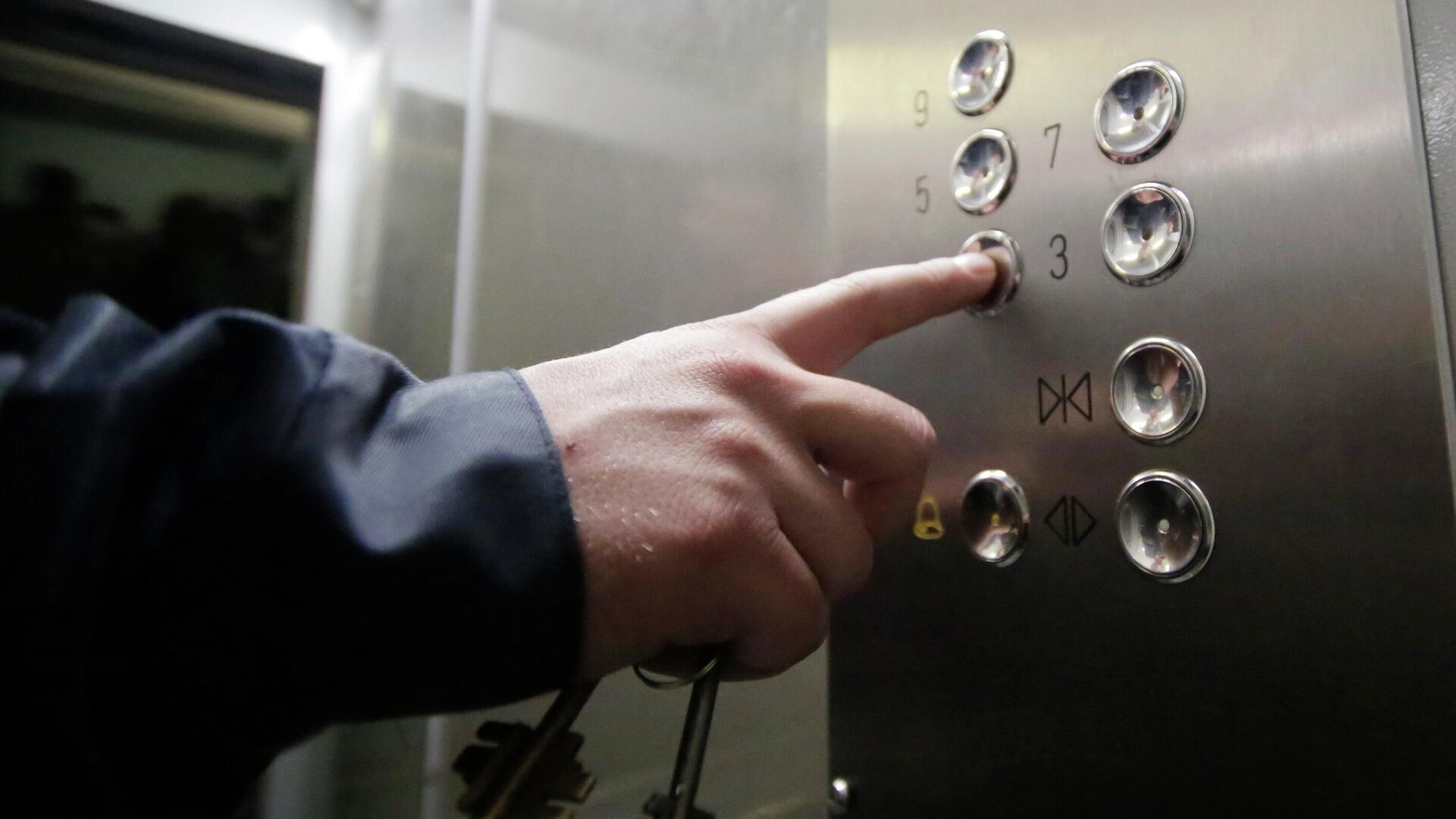 Кнопочная панель энергосберегающего лифта в подъезде жилого дома. - РИА Новости, 1920, 09.01.2023