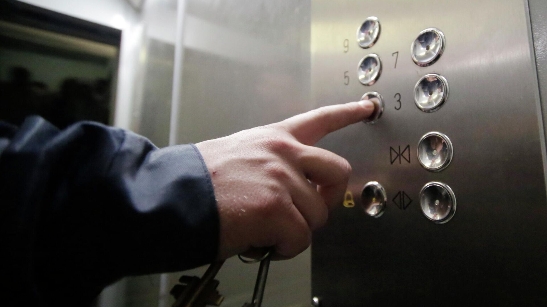 Кнопочная панель энергосберегающего лифта в подъезде жилого дома. - РИА Новости, 1920, 28.06.2022