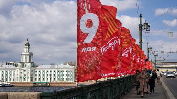 Уличное украшение ко Дню Победы на Дворцовом мосту в Санкт-Петербурге
