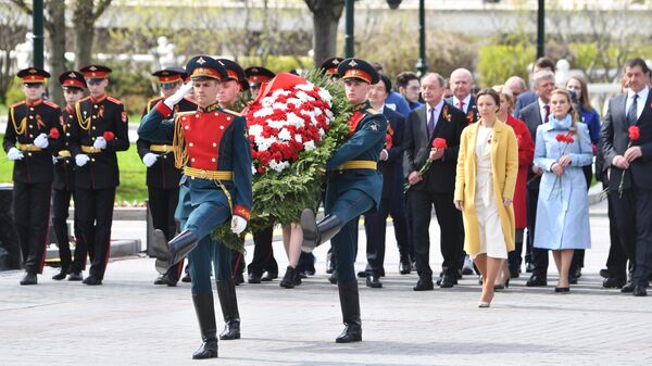 Церемония возложения венков к могиле Неизвестного солдата у Кремлевской стены в преддверии праздника 77-й годовщины Дня Победы