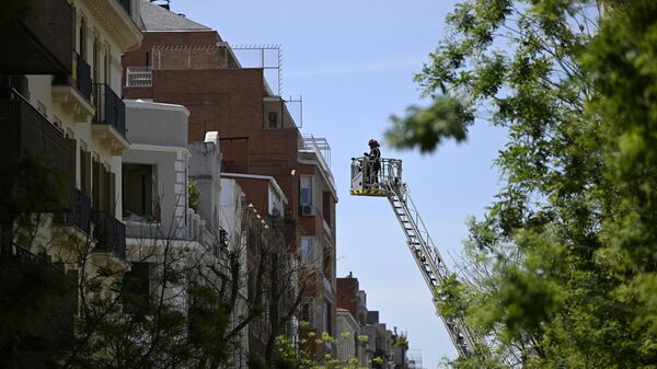 Спасатели на месте взрыва в одном из зданий мадридского района Саламанка