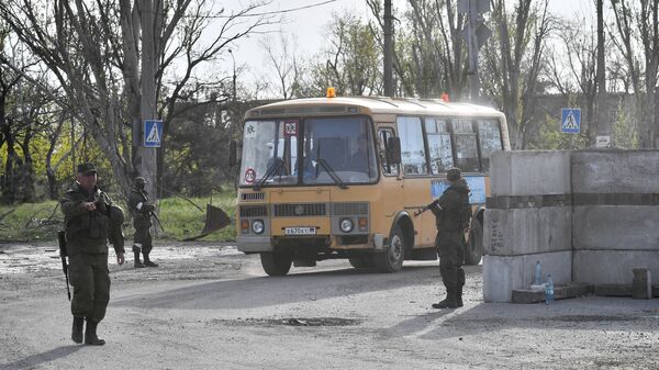 Автобус с мирными жителями выезжает с территории металлургического комбината Азовсталь