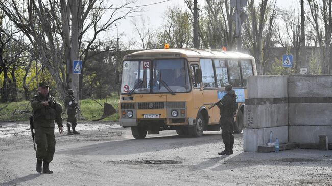 Автобус с мирными жителями выезжает с территории металлургического комбината Азовсталь. 6 мая 2022