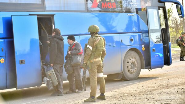 Мирные жители, эвакуированные с территории металлургического комбината Азовсталь