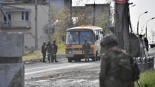 Автобус с мирными жителями выезжает с территории металлургического комбината Азовсталь