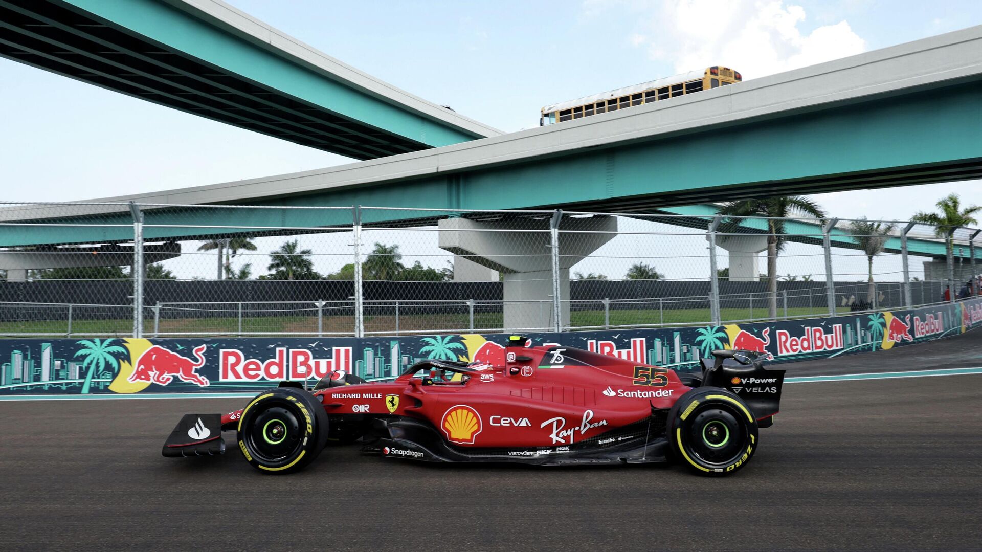 Гонщик "Феррари" Сайнс попал в аварию во второй практике Гран-при Майами