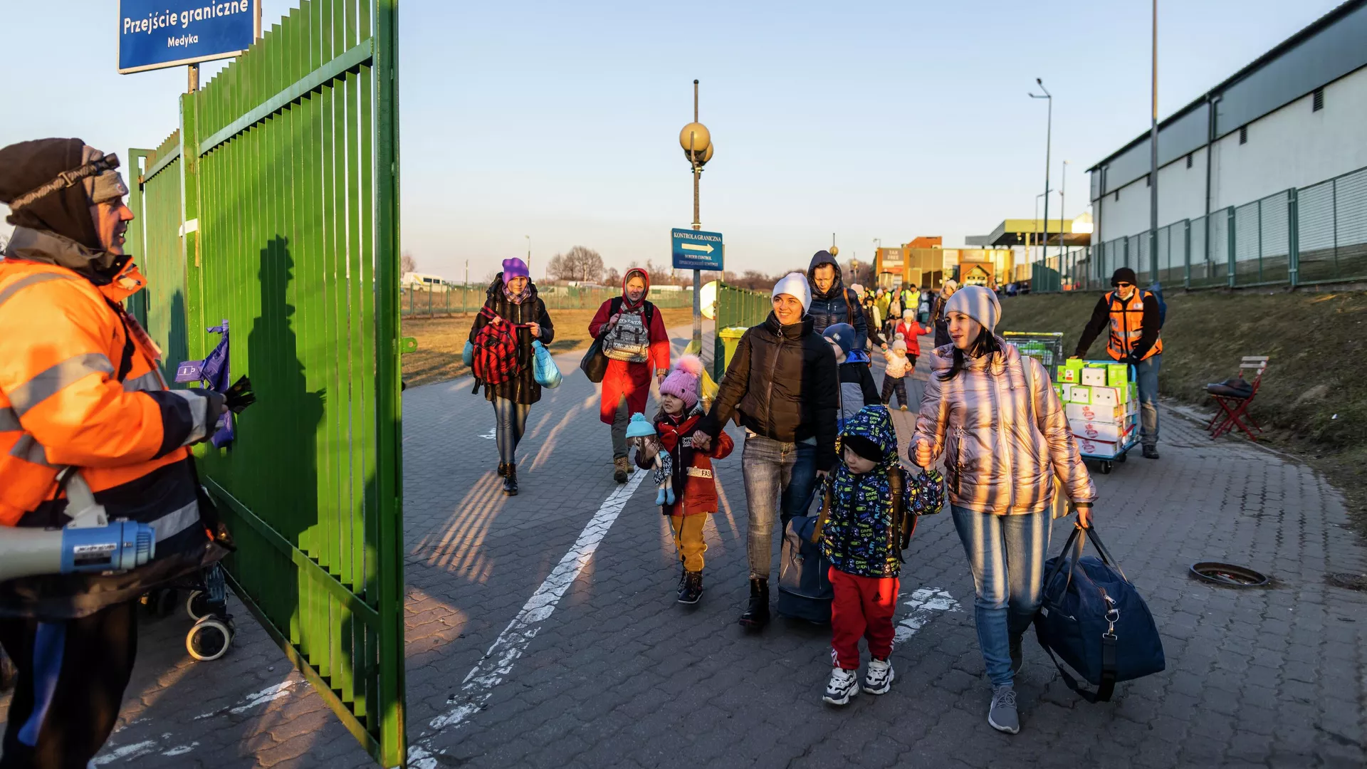 Люди проходят польско-украинскую границу через контрольно-пропускной пункт Медыка - РИА Новости, 1920, 07.05.2022
