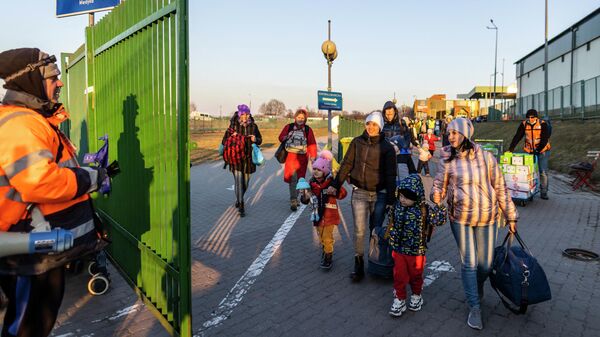 Люди проходят польско-украинскую границу через контрольно-пропускной пункт Медыка