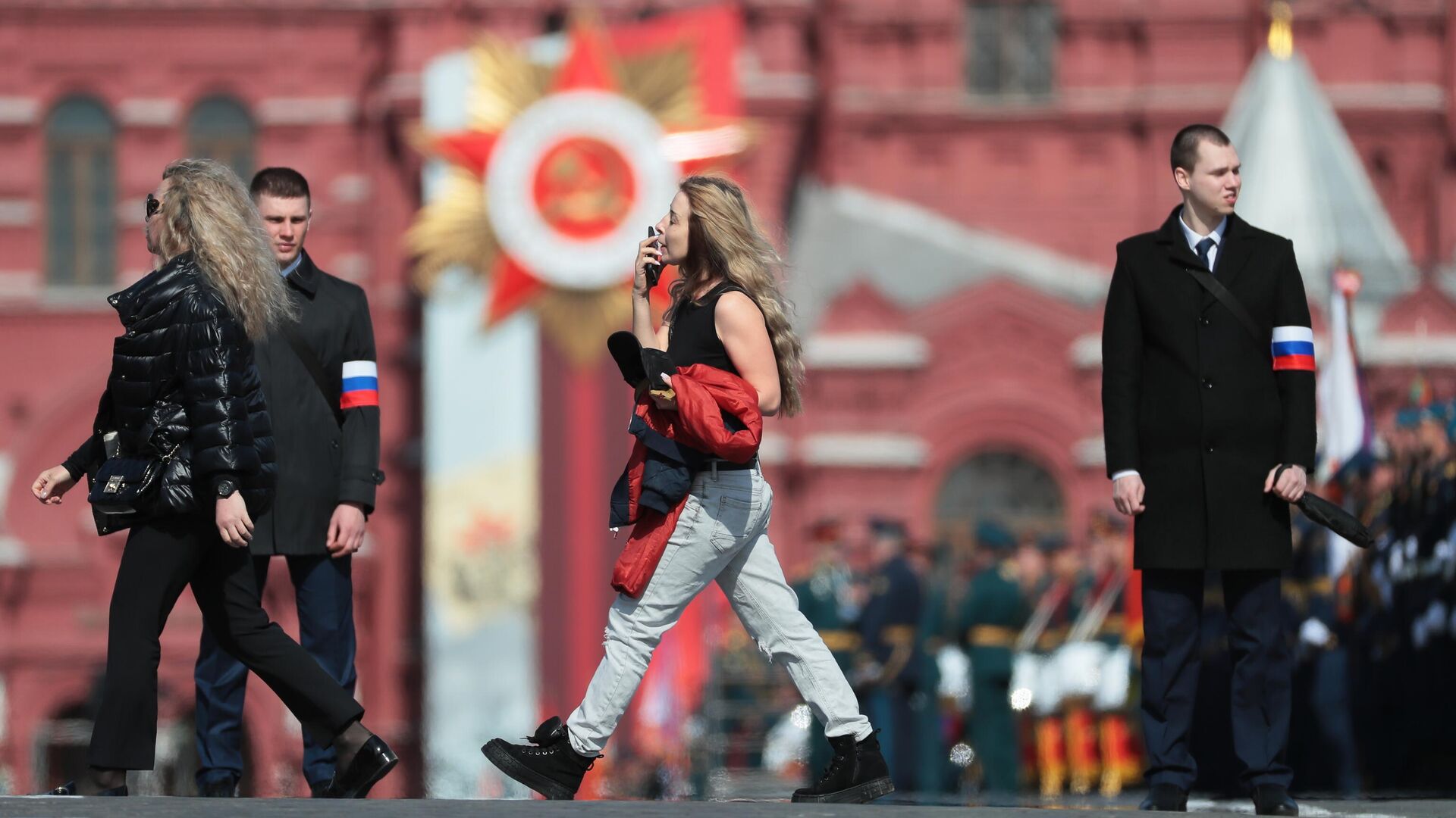 Москвичи прогуливаются перед началом генеральной репетиции военного парада на Красной площади - РИА Новости, 1920, 14.05.2022